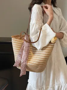 Grand Sac Fourre-tout en Paille Tissée Femmes Sac de Plage Rayé Avec Décoration de Foulard Sac à Épaule Décontracté Vacances
