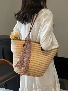 Grand sac cabas en paille tissée à rayures avec foulard décoratif à motif paisley