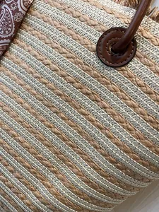 Grand sac cabas en paille tressée avec anses en cuir marron et foulard en soie à cachemire