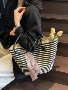 Sac fourre-tout rayé en paille avec anses noires et foulard en soie vintage paisley