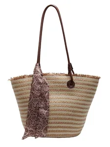 Grand sac cabas en paille à rayures avec poignées marron foncé et foulard paisley