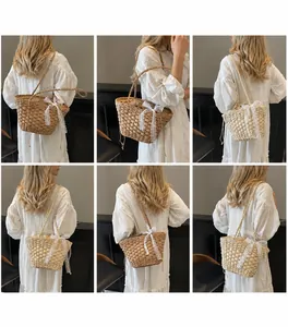 Detailansicht der Stroh-Einkaufstaschen mit weißen Spitzenschleifen in Khaki und Beige