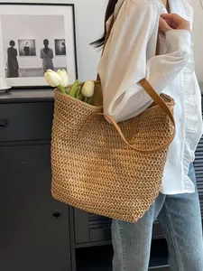 Grand sac cabas en paille jaune avec anses en cuir marron pour plage et trajets quotidiens