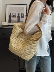 Grand sac cabas tressé en paille beige avec bandoulières en cuir marron pour plage