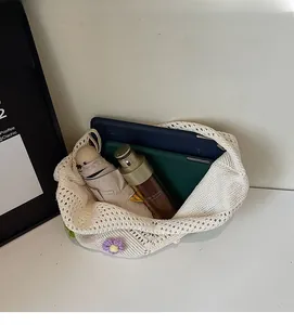 Interno spazioso della borsa tote all'uncinetto bianca con fiori viola per gli oggetti