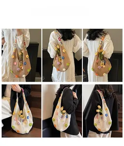 Dettagli borse tote fatte a mano all'uncinetto con fiori 3D in due diverse varianti