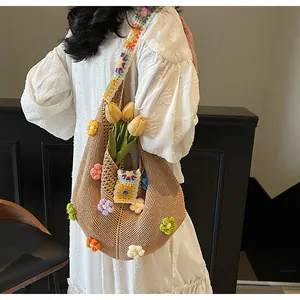 Dettaglio borsa boho in maglia con fiori all'uncinetto 3D e tracolla etnica colorata