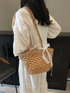 Sac fourre-tout en paille fait main avec nœud en dentelle blanche et cordon