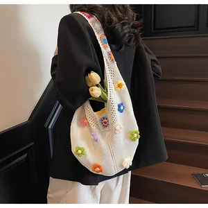 Texture a maglia dettagliata e fiori 3D colorati su una borsa a tracolla bianca