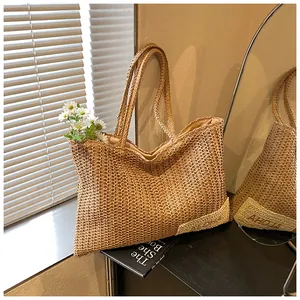 Dettaglio della borsa tote in paglia con toppa ALOHA e luce d'ombra decorativa