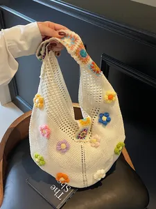 Borsa in maglia beige con fiori 3D all'uncinetto colorati e tracolla mandala
