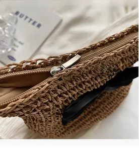Detailansicht des glatten Reißverschlusses und der Webstruktur der Strohtasche