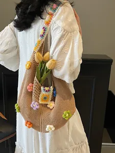 Borsa tote boho lavorata a mano con motivi floreali 3D colorati e una trama morbida