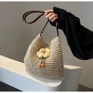 Detail der handgewebten cremeweißen Tasche mit Sonnenblume und braunem Lederband