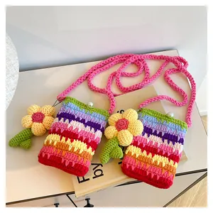 Detail der bunten Regenbogen-Häkeltasche mit Perlenknopf und einem Blumen-Anhänger
