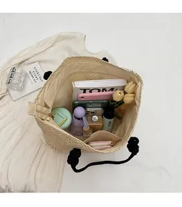Détail de l'intérieur spacieux du sac cabas en paille avec fermeture éclair et poche