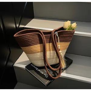 Grand sac cabas tressé avec rayures tricolores et détail de pompon décoratif élégant