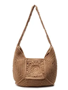 Handgehaakte bruine strandtas met centraal opengewerkt patroon en hobo-silhouet