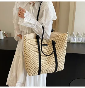 Détail du sac cabas en maille tressée avec anses en corde noire et nœuds pour l'été