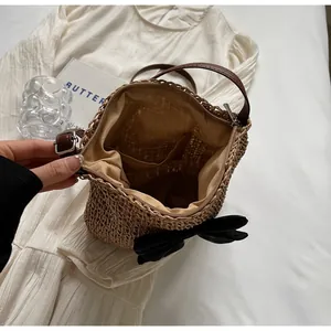 Innenansicht der handgewebten Strohtasche mit Stofffutter und Reißverschluss