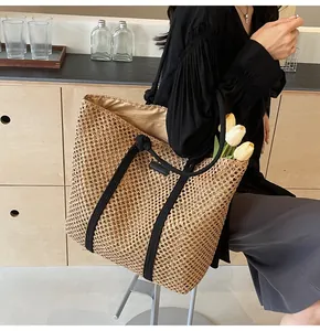 Détail du sac cabas en paille tissé avec anses en corde noire et doublure kaki