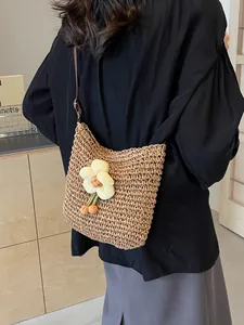 Gewebte Stroh-Umhängetasche für Damen mit Blumendetail und schmalem Schulterriemen