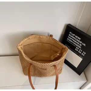 Vue détaillée du sac cabas en paille avec doublure en tissu et poche intérieure zippée