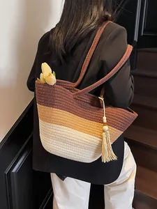 Sac cabas tissé tricolore avec détails de glands pour vacances à la plage