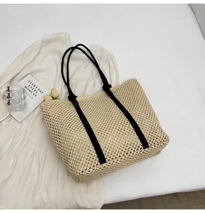 Détail du tissage du sac cabas en paille et anses en corde noire pour la plage