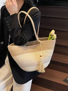 Grand sac cabas tissé avec dégradé contrasté et détails de franges pour la plage