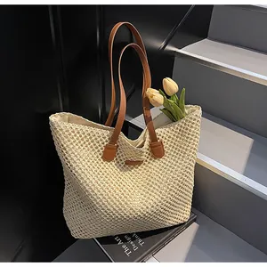 Détail du grand sac cabas en paille beige avec anses marron et doublure intérieure