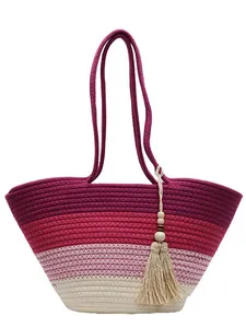 Grand sac cabas tressé en dégradé avec breloque à franges pour les vacances à la plage