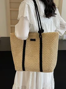 Grand sac cabas en paille avec anses en corde noires et patch pour les vacances