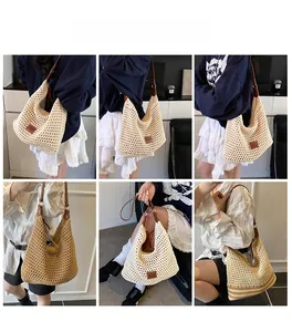 Dettagli della trama intrecciata e dei manici in pelle di questa borsa da spiaggia
