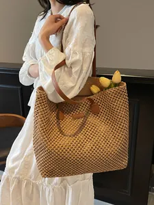Grand sac cabas en paille avec bandoulières en cuir marron pour les vacances d'été