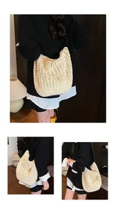 Détails du sac au crochet ajouré avec texture tissée beige et bandoulière en cuir noir
