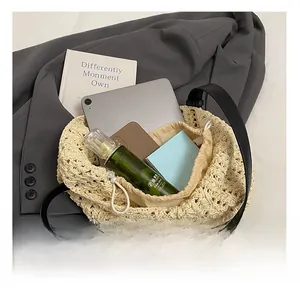 Intérieur spacieux du sac à bandoulière au crochet beige avec tablette et cosmétiques