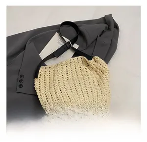 Détails du sac au crochet, texture tissée crème et bandoulière en cuir noir