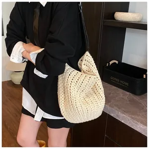 Détail du sac cabas au crochet avec motifs floraux et fines anses en cuir noir robuste