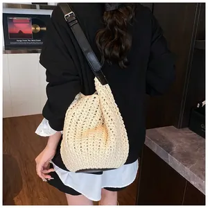 Détail du sac cabas au crochet avec bandoulière en cuir noir et boucle réglable argent