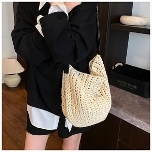 Détail du sac à bandoulière en maille crochetée beige avec une fine sangle en cuir noir