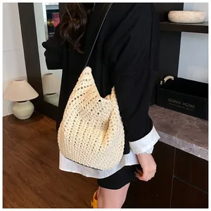 Gros plan détaillé du sac bandoulière au crochet ivoire avec texture tissée géométrique évidée