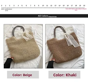 Detail von zwei handgefertigten Strohtaschen mit großen Spitzenschleifen in Beige und Khaki