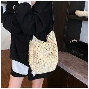 Gros plan du sac bandoulière au crochet crème avec texture tressée et lanière noire