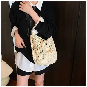 Détail du sac cabas au crochet montrant la texture ajourée et les fines anses en cuir noir