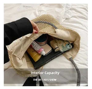 Detailansicht der Innenkapazität der Stroh-Strandtasche mit Handy und Kosmetik