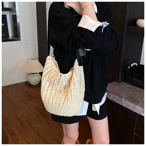 Détail du sac à bandoulière en crochet évidé montrant la texture tissée et la bandoulière