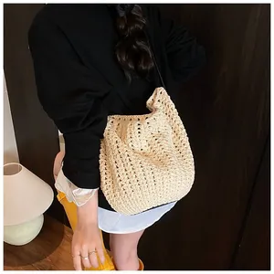 Détail d'un sac cabas tissé ajouré beige avec texture artisanale et style esthétique