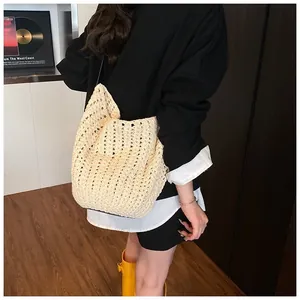 Gros plan sur un sac à bandoulière en crochet évidé avec textures tissées à la main