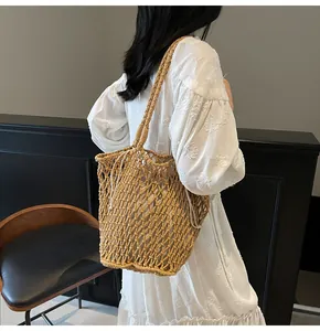 Detalle del bolso de hombro bohemio de cuerda caqui con malla gruesa y bolsa interior